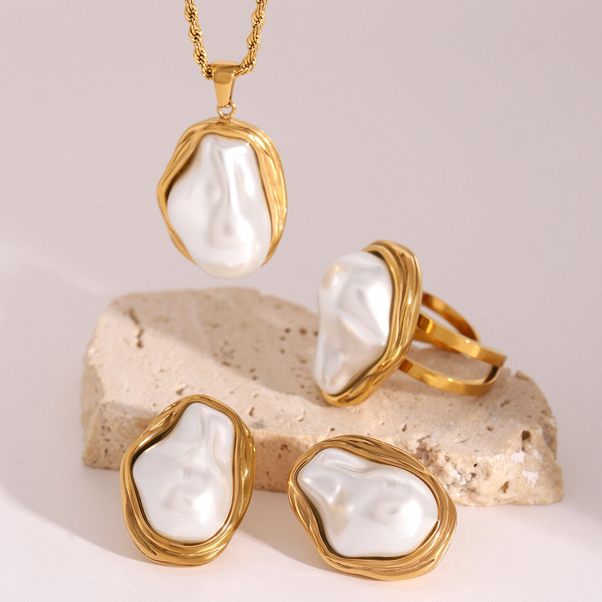 Set de gargantilla, aretes y anillo con perlas artificiales