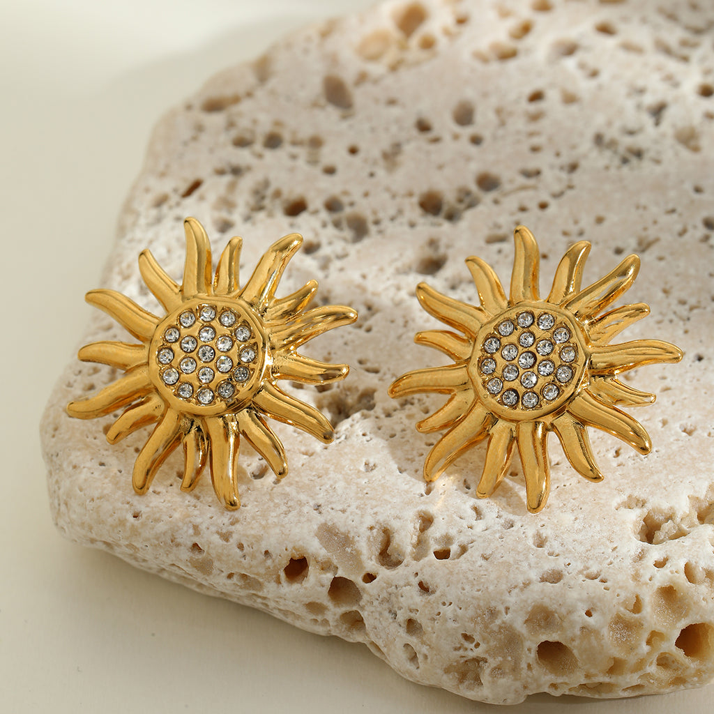 Set de aretes y anillo de acero inox diseño de sol, chapados en oro