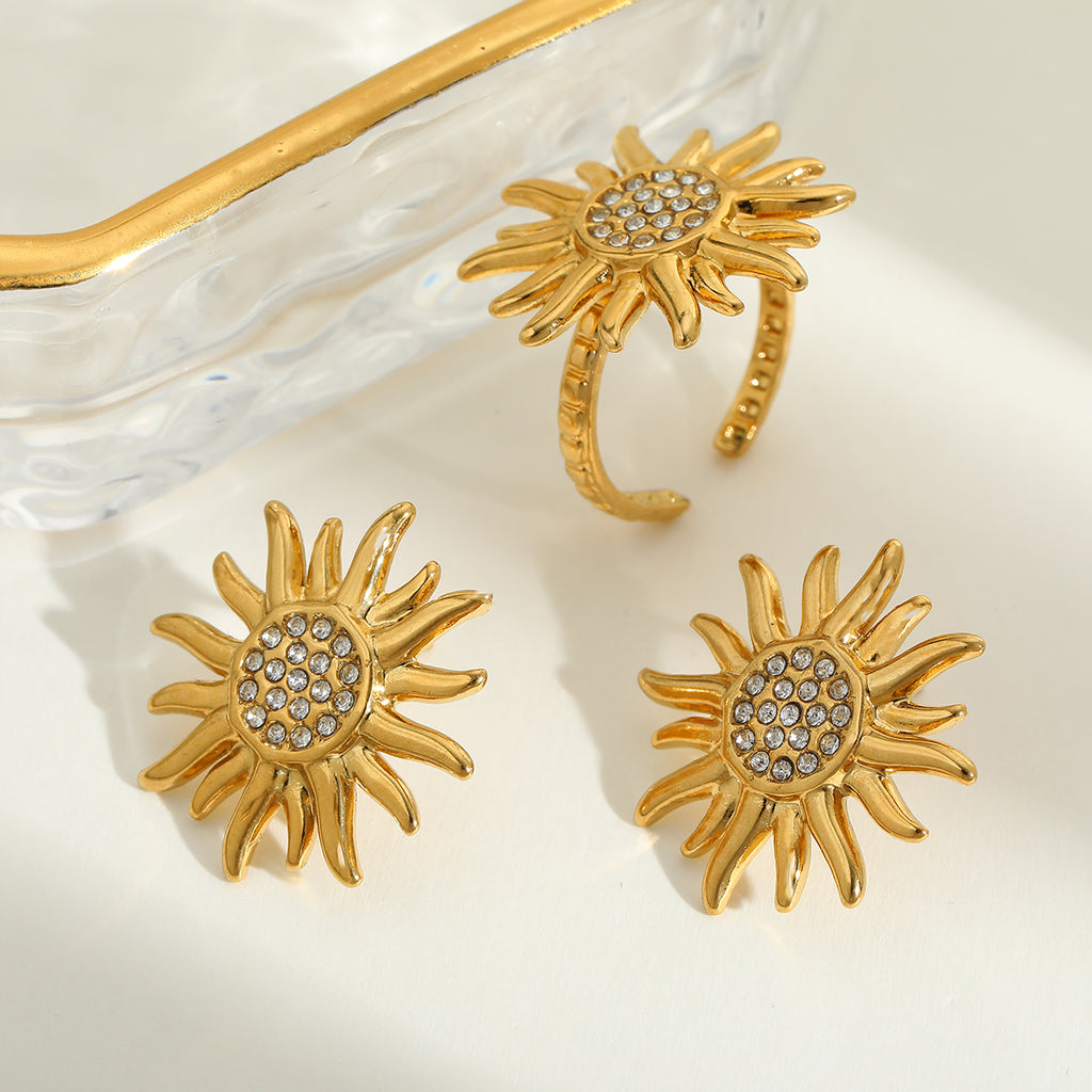 Set de aretes y anillo de acero inox diseño de sol, chapados en oro