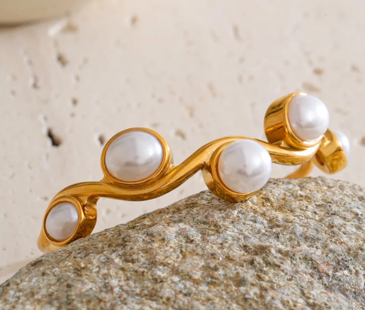 Brazalete abierto | Enchapado oro 18k | Perlas de fantasía
