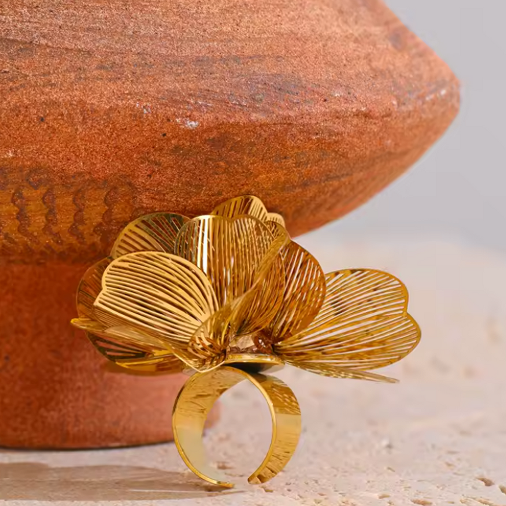 Anillo ajustable con diseño de flor de metal