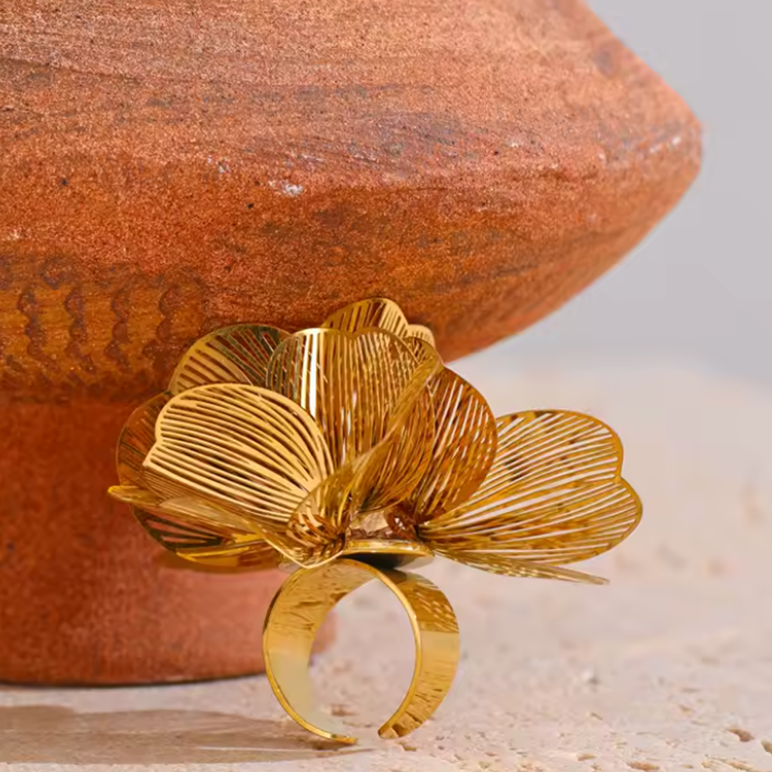 Anillo ajustable con diseño de flor de metal